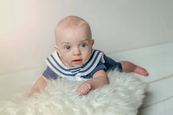유아 아기 백색 침실 배경에 베개에 거짓말 — 스톡 사진