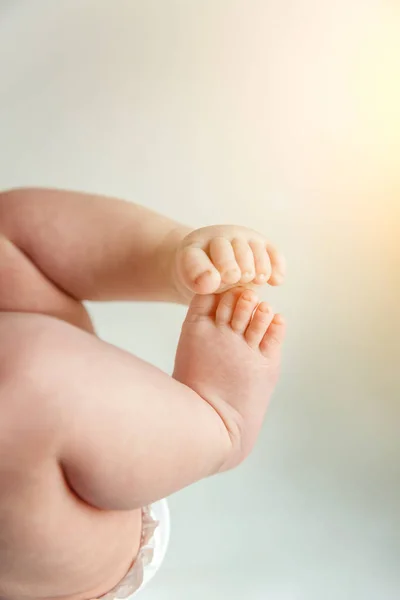 Winzige neugeborene Säuglinge männliche oder weibliche Babyfüße und Zehen auf weißem Hintergrund. — Stockfoto