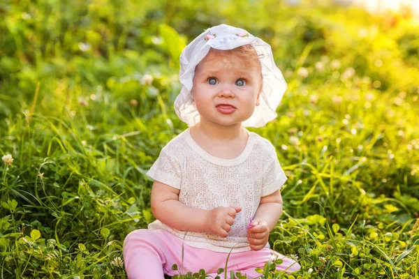 Γλυκό ευτυχισμένο μωρό κοριτσάκι κάθεται στο γρασίδι στο πάρκο, Κήπος, Λιβάδι — Φωτογραφία Αρχείου