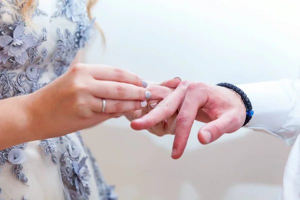 Bruden hand sätta vigselringen på brudgummen finger — Stockfoto