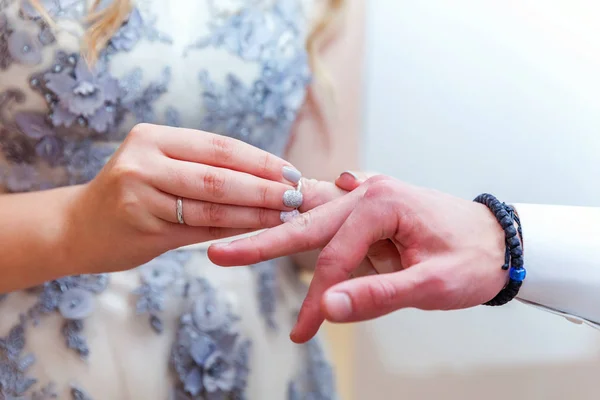 Menyasszony kezét elhelyezés esküvői gyűrű, a vőlegény ujj — Stock Fotó