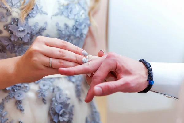 新郎の指に結婚指輪を置く花嫁手 — ストック写真