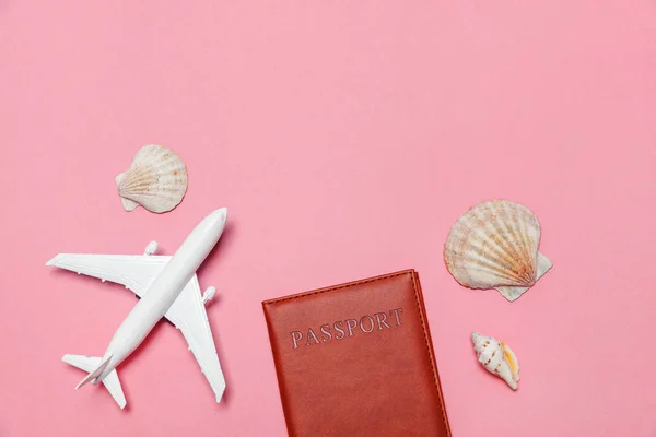 Conceito de viagem de aventura de viagem plana simples mínimo com avião e passaporte em fundo moderno moderno pastel rosa — Fotografia de Stock