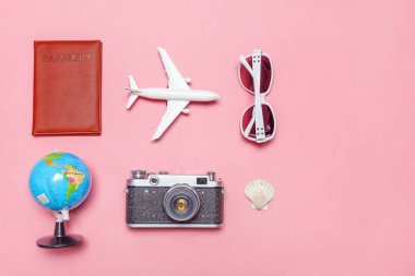 En az basit düz yatıyordu seyahat macera gezi konsepti üzerine pembe pastel trendy modern arka plan