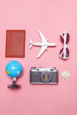 En az basit düz yatıyordu seyahat macera gezi konsepti üzerine pembe pastel trendy modern arka plan