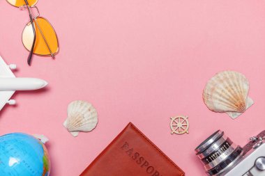En az basit düz yatıyordu seyahat macera gezi konsepti üzerine pembe pastel trendy modern arka plan