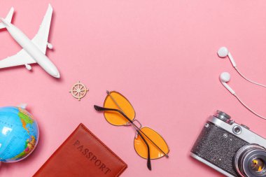 En az basit düz yatıyordu seyahat macera gezi konsepti üzerine pembe pastel trendy modern arka plan