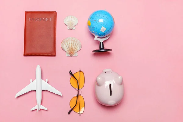 Mínimo simple plano lay viaje aventura concepto de viaje en rosa pastel moderno fondo de moda —  Fotos de Stock