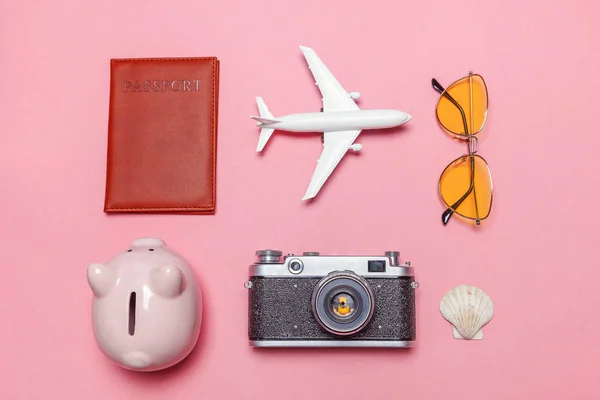 Mínimo simple plano lay viaje aventura concepto de viaje en rosa pastel moderno fondo de moda — Foto de Stock