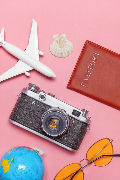 En az basit düz yatıyordu seyahat macera gezi konsepti üzerine pembe pastel trendy modern arka plan — Stok fotoğraf