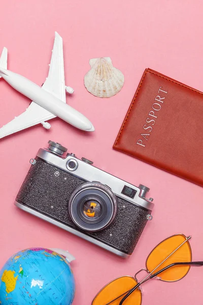 Minimal simples flat lay viagem aventura viagem conceito no pastel rosa moderno fundo moderno — Fotografia de Stock