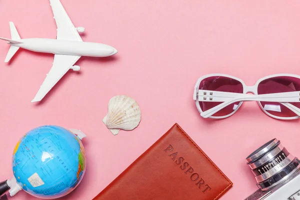 最小的简单的平面铺设旅行冒险旅行的概念上粉红色柔和时尚的现代背景 — 图库照片