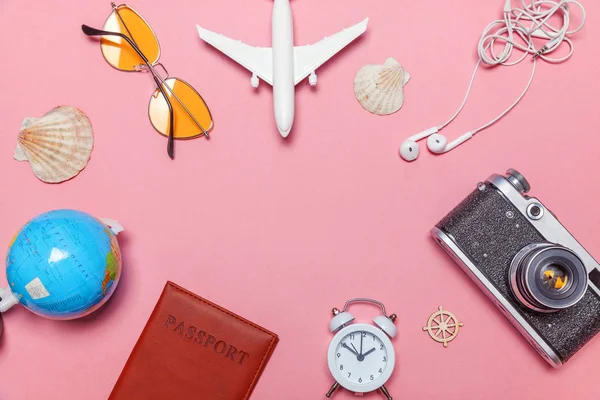 Minimale eenvoudig plat lag reizen avontuurlijke reis concept op roze pastel trendy moderne achtergrond — Stockfoto