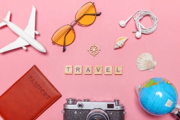 Mínimo simple plano lay viaje aventura concepto de viaje en rosa pastel moderno fondo de moda — Foto de Stock