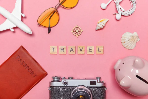 Minimal simples flat lay viagem aventura viagem conceito no pastel rosa moderno fundo moderno — Fotografia de Stock