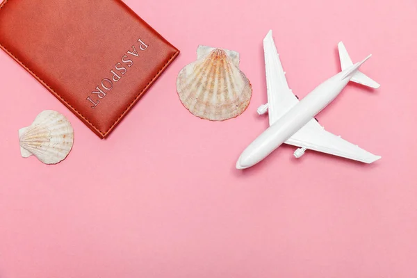 Minimale einfache flache Reiseabenteuerreise-Konzept mit Flugzeug und Reisepass auf rosa Pastell trendy modernem Hintergrund — Stockfoto