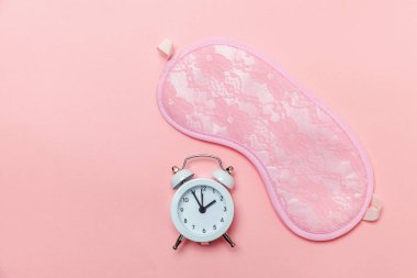Uyku maskesi ve pastel pembe çalar saat