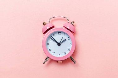 Vintage çalar saat Isolated pastel pembe