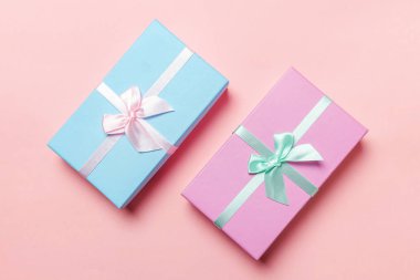 Yılbaşı yeni yıl doğum günü Sevgililer günü kutlama romantik kavramı mevcut. Pembe arka plan izole pembe mavi hediye kutusu