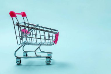 Mavi arka plan küçük süpermarket bakkal oyuncak itme at arabası