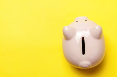 Pembe sarı arka plan üzerinde izole kumbara