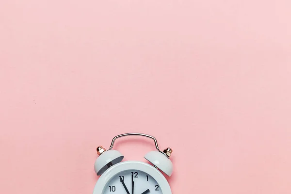 Reloj despertador Vintage aislado sobre fondo rosa pastel — Foto de Stock