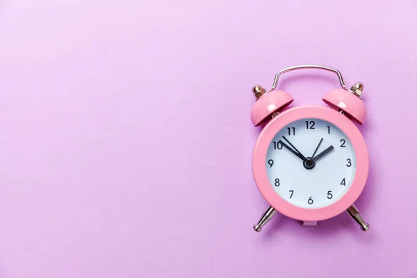 Reloj despertador Vintage Aislado sobre fondo violeta pastel —  Fotos de Stock