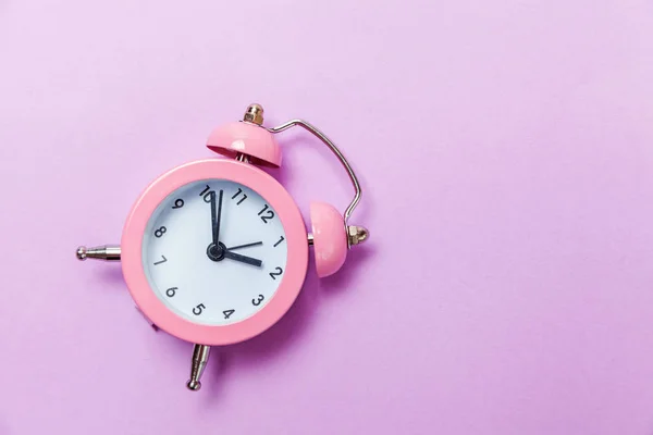 Relógio de alarme vintage isolado no fundo violeta pastel roxo — Fotografia de Stock
