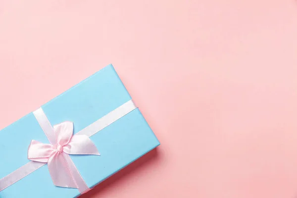 Navidad Año Nuevo cumpleaños celebración de San Valentín presente concepto romántico. Caja de regalo azul aislada sobre fondo rosa —  Fotos de Stock