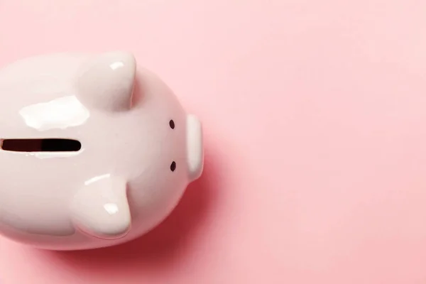 Pink piggy bank terisolasi pada latar belakang merah muda — Stok Foto