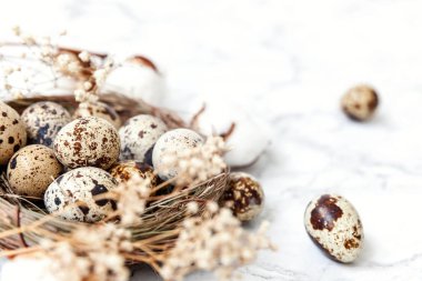 Paskalya dekorasyon yumurta ile iç içe ve beyaz mermer zemin üzerine Pamuk