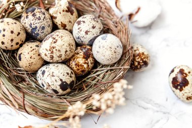 Paskalya dekorasyon yumurta ile iç içe ve beyaz mermer zemin üzerine Pamuk