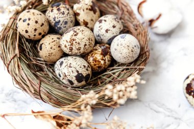 Paskalya dekorasyon yumurta ile iç içe ve beyaz mermer zemin üzerine Pamuk