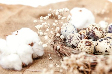 Paskalya dekorasyon yumurta ile iç içe ve beyaz mermer zemin üzerine Pamuk