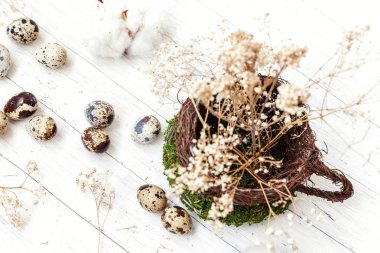 Paskalya yumurta yuva Kupası beyaz mermer zemin üzerine bezemeli