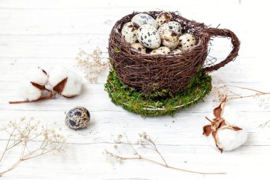 Yumurta Paskalya bezemeli Kupası iç içe ve beyaz mermer zemin üzerine Pamuk