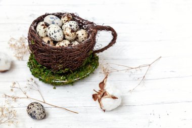 Yumurta Paskalya bezemeli Kupası iç içe ve beyaz mermer zemin üzerine Pamuk