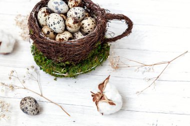 Yumurta Paskalya bezemeli Kupası iç içe ve beyaz mermer zemin üzerine Pamuk