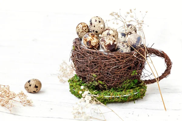 Décoration de Pâques avec oeuf dans une tasse de nid sur fond de marbre blanc — Photo