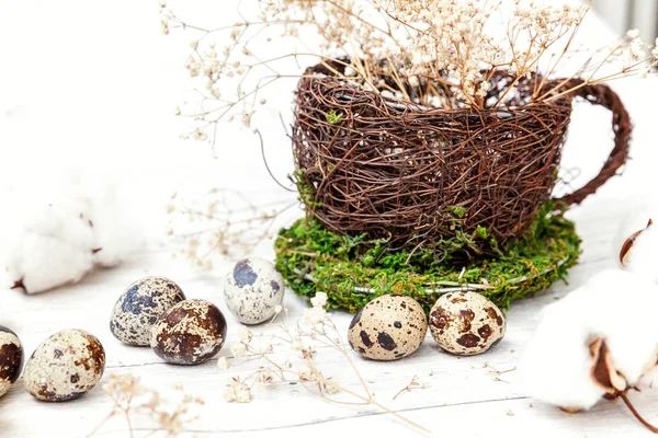Decoração de Páscoa com ovo na xícara de ninho no fundo de mármore branco — Fotografia de Stock