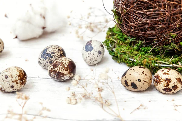Пасхальное украшение с яйцами и корзиной на белом деревянном фоне — стоковое фото