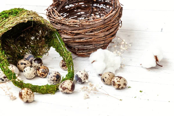 Påsk dekoration med ägg och korg på vit trä bakgrund — Stockfoto