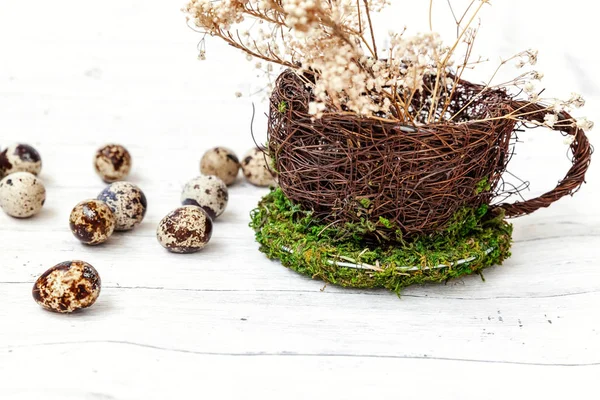 Påsk dekoration med ägg i boet cup på vit marmor bakgrund — Stockfoto