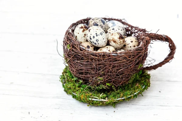 Decorazione pasquale con uovo in tazza nido su sfondo di marmo bianco — Foto Stock