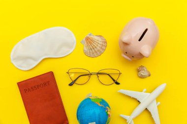 Sarı renkli trendy Modern arka planda minimal basit düz yatıyordu seyahat macera gezisi kavramı