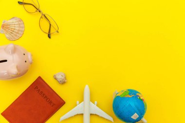 Sarı renkli trendy Modern arka planda minimal basit düz yatıyordu seyahat macera gezisi kavramı