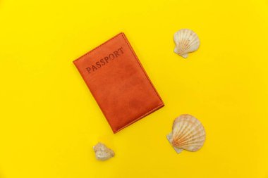 En az basit düz sarı trendy Modern arka planda pasaport ve kabuk ile seyahat macera gezisi kavramı yatıyordu