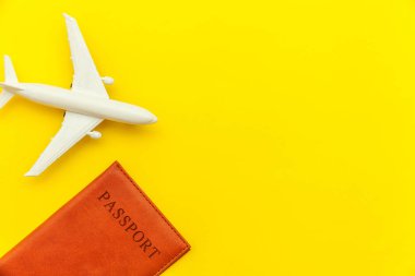 Minimal basit düz sarı trendy Modern arka planda uçak ve pasaport ile seyahat macera gezisi kavramı yatıyordu