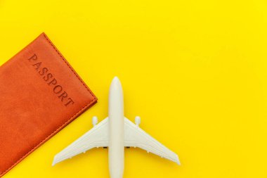 Minimal basit düz sarı trendy Modern arka planda uçak ve pasaport ile seyahat macera gezisi kavramı yatıyordu