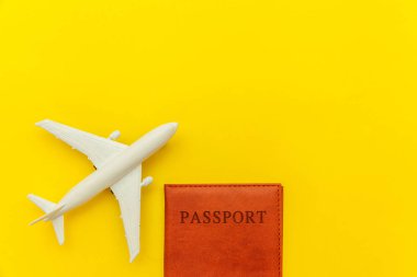Minimal basit düz sarı trendy Modern arka planda uçak ve pasaport ile seyahat macera gezisi kavramı yatıyordu